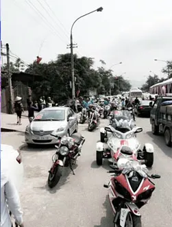 Đám cưới với dàn xe dâu siêu khủng. 1-2318-1429320055.jpg