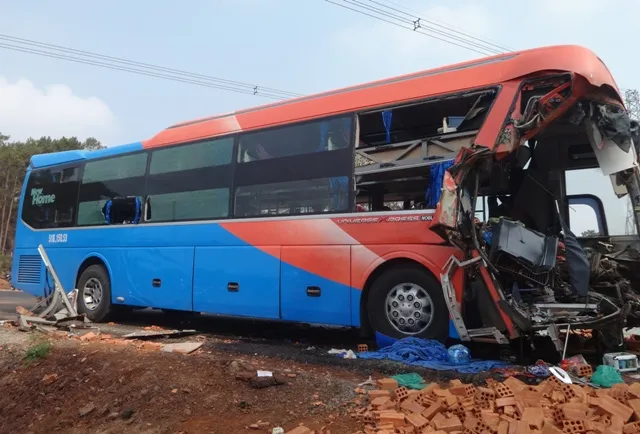 Xe khách tông xe tải, hai người tử vong, nhiều người bị thương ảnh 4 Xe khách tông xe tải, hai người tử vong, nhiều người bị thương ảnh 4