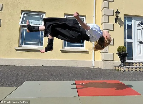 Cô bé 9 tuổi múa kiếm gây sốt ở cuộc thi tìm kiếm tài năng ảnh 6