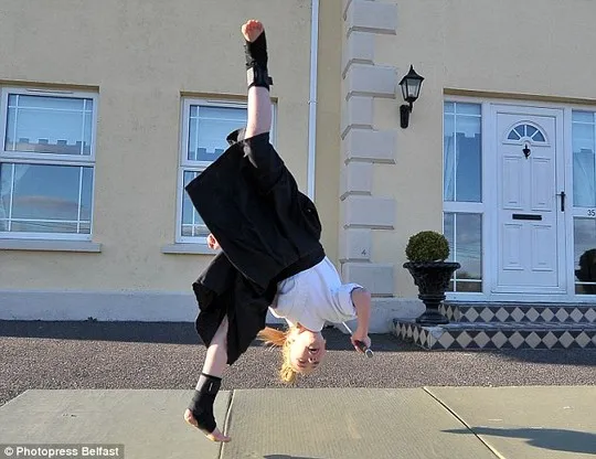 Cô bé 9 tuổi múa kiếm gây sốt ở cuộc thi tìm kiếm tài năng ảnh 8