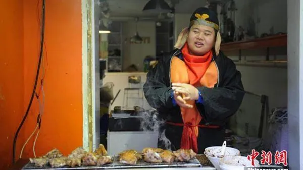 'Trư Bát Giới' đi bán... chân giò nướng ảnh 7