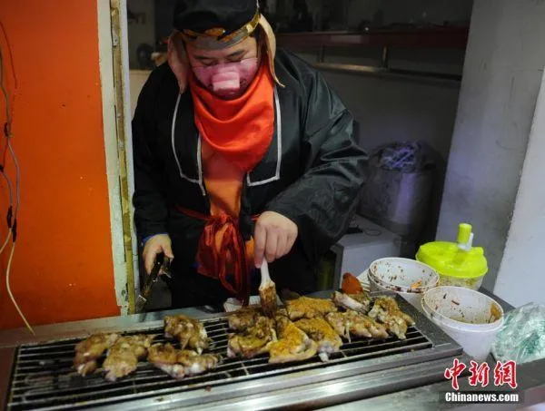 'Trư Bát Giới' đi bán... chân giò nướng ảnh 2