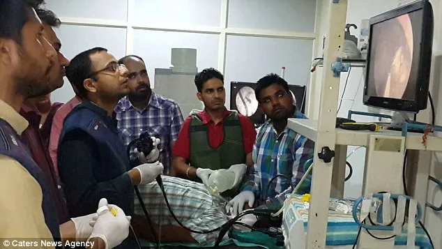 Bác sỹ Gagendeep Goyal là người điều hành ca mổ