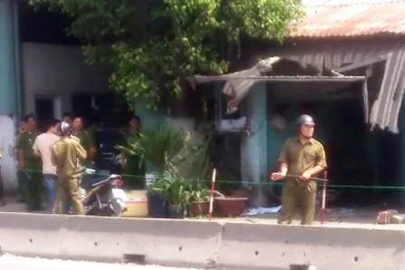 Nổ mìn trước nhà, chủ quán bị thương nặng? ảnh 1