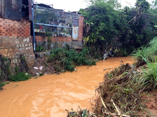 Mưa lớn, một phụ nữ rớt xuống kênh trôi mất tích ảnh 1