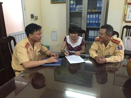 Xúc động khi được CSGT tìm đến tận nhà trả lại tài sản bị đánh rơi ảnh 1 Xúc động khi được CSGT tìm đến tận nhà trả lại tài sản bị đánh rơi ảnh 1