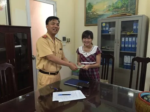 Xúc động khi được CSGT tìm đến tận nhà trả lại tài sản bị đánh rơi ảnh 2 Xúc động khi được CSGT tìm đến tận nhà trả lại tài sản bị đánh rơi ảnh 2