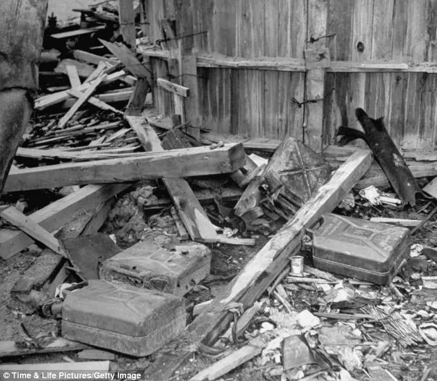 Những thùng đựng xăng mà lính Đức Quốc xã dùng để thiêu thi thể trùm phát xít Hitler và tình nhân Eva nằm lẫn trong đống đổ nát bên ngoài hầm. Trước khi tự sát vào ngày 30/4/1945, Hitler đã ra lệnh cho cấp dưới mang thi thể của y và bạn gái ra ngoài để hỏa thiêu.