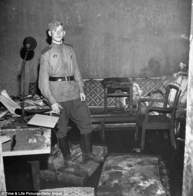 Một người lính Hồng quân Liên Xô đang điều tra căn hầm trú ẩn của trùm phát xít Hitler vào những tháng cuối cùng của Thế chiến 2.