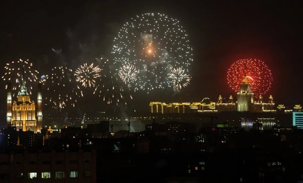Pháo hoa rực sáng bầu trời Moscow mừng 70 năm Chiến thắng ảnh 11