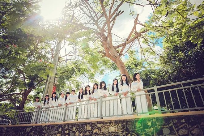 Nét đẹp của tuổi học trò gắn liền những cây hoa phượng. Nam sinh Sơn La đồng loạt mặc váy trong ảnh kỷ yếu