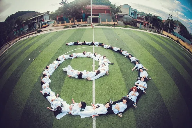 Khoảnh khắc bình yên bên nhau. Sau 3 năm học, tập thể lớp12A1 trở thành một đại gia đình luôn yêu thương, đùm bọc lẫn nhau. Nam sinh Sơn La đồng loạt mặc váy trong ảnh kỷ yếu