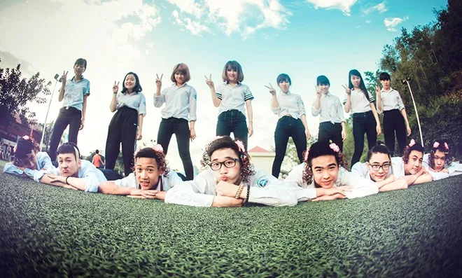 Bằng những phụ kiện như tóc giả, váy đồng phục, kết hợp với biểu cảm đáng yêu trên khuôn mặt, các chàng trai lớp 12A1, trường THPT Chuyên Sơn La đã ghi lại khoảnh khắc nghịch ngợm của tuổi học trò. Bộ ảnh được thực hiện bởi phó nháy Nguyễn Hoàng Tuấn. Nam sinh Sơn La đồng loạt mặc váy trong ảnh kỷ yếu