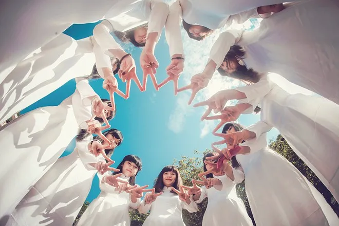 Tất cả cùng giơ biểu tượng thể hiện sự quyết tâm và niềm tin chiến thắng trong kỳ thi sắp tới. Nam sinh Sơn La đồng loạt mặc váy trong ảnh kỷ yếu