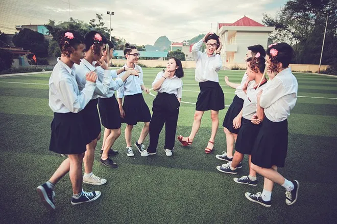 Trong trang phục hoán đổi, nữ sinh tỏ ra tự tin với vẻ đẹp vốn có. "Dù bạn không cao nhưng người khác vẫn phải ngước nhìn" là phương châm của những bạn gái có chiều cao khiêm tốn này. Nam sinh Sơn La đồng loạt mặc váy trong ảnh kỷ yếu