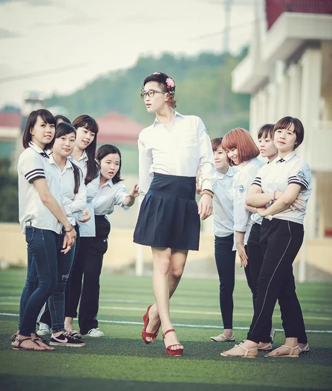 Chàng trai khoe dáng trong chiếc váy đồng phục khiến nhiều người phải trầm trồ. Nam sinh Sơn La đồng loạt mặc váy trong ảnh kỷ yếu