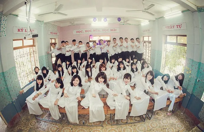 Kết thúc màn hoán đổi trang phục, nữ sinh lại trở về với tà áo dài quen thuộc. Các cô gái cùng bạn nam trong lớp biểu diễn vũ điệu cồng chiêng sôi động. Nam sinh Sơn La đồng loạt mặc váy trong ảnh kỷ yếu