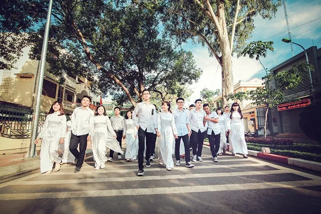 Những giây phút vui vẻ bên nhau của thời học sinh. Nam sinh Sơn La đồng loạt mặc váy trong ảnh kỷ yếu