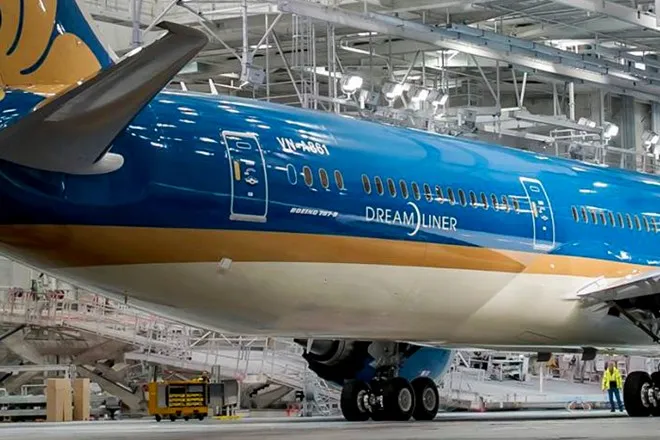 Đây là phiên bản mới nhất trong dòng máy bay Boeing 787 tiết kiệm nhiên liệu của hãng. Boeing 787-9 có thể bay xa hơn, vận chuyển nhiều hành khách và hàng hóa hơn so với các phiên bản 787 trước đó. Đồng thời, công nghệ chế tạo mới được áp dụng giúp chiếc "giấc mơ bay" mang lại hiệu quả cao hơn cho nhà khai thác khi tiết kiệm 20% nhiên liệu và giảm 20% khí thải ra môi trường so với dòng máy bay tương đương. Ảnh:Vietnam Airlines. Boeing 787 đầu tiên của Vietnam Airlines xuất xưởng tại Mỹ