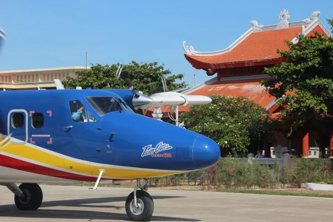 Thủy phi cơ tiếp đất và chạy trên đường băng đảo Trường Sa lớn ngang quacột mốc chủ quyền, đài tưởng niệm liệt sĩ(Ảnh: VIỄN SỰ)