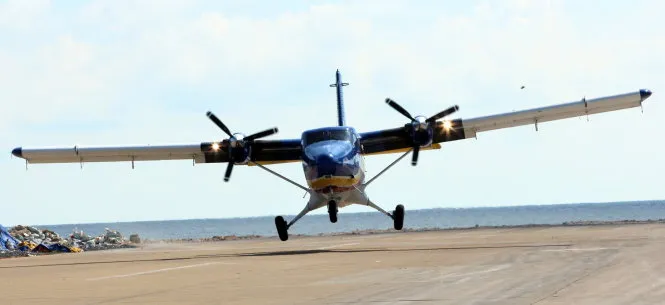 Thủy phi cơ DHC – 6 đang đáp xuống đường băng của đảo Trường Salớn(Ảnh: VIỄN SỰ)