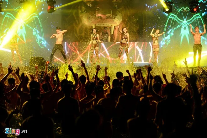 Giới trẻ mình trần, diện bikini quậy tưng bể bơi trong đêm