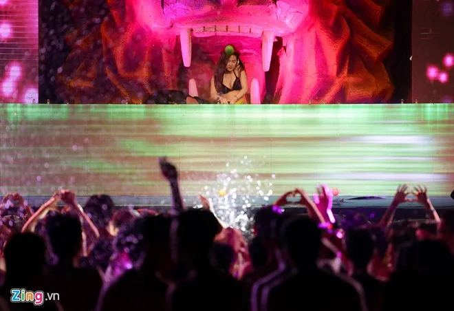 Giới trẻ mình trần, diện bikini quậy tưng bể bơi trong đêm