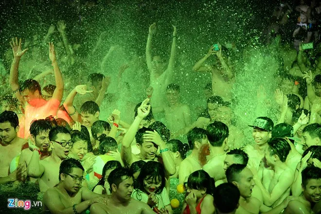 Giới trẻ mình trần, diện bikini quậy tưng bể bơi trong đêm