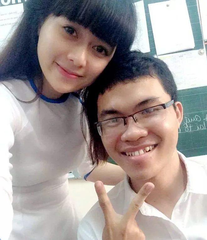 Cô giáo Phương chụp ảnh nhí nhảnh bên học trò.