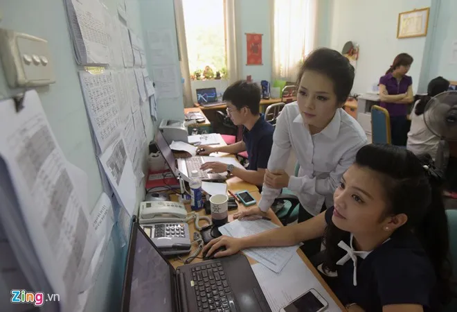 Hình ảnh tại phòng thời sự chuẩn bị các bản tin, chuyên mục - nơi Hoài và đồng nghiệp ngày đêm cống hiến. MC xinh đẹp trong màu áo lính