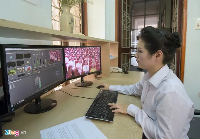 Trong suốt hai năm qua, Thanh Hoài luôn nỗ lực để các bản tin, chuyên mục được đặc sắc hơn, gần gũi và tin cậy trong lòng khán giả. MC xinh đẹp trong màu áo lính