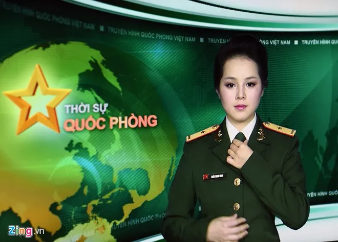 Ngoài dẫn chương trình, nữ MC còn tham gia công tác biên tập và sản xuất chương trình, các talk show. MC xinh đẹp trong màu áo lính
