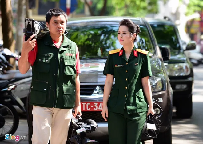 Một ngày bận rộn của Trần Thanh Hoài trong màu áo lính khi cô cùng đồng nghiệp ra hiện trường. MC xinh đẹp trong màu áo lính