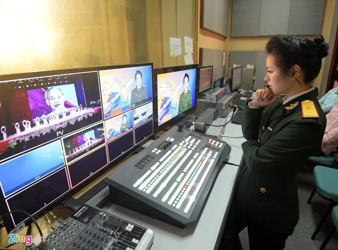 Hoài cho biết, cô may mắn được bố mẹ chồng và ông xã khá quan tâm, ủng hộ. Chồng cô tuy công việc bận rộn nhưng không nề hà sớm khuya đưa đón cô đi làm. Gia đình chính là động lực giúp cho nữ MC cố gắng phấn đấu, trau dồi kiến thức, từ đó làm tốt hơn công việc của mình. MC xinh đẹp trong màu áo lính