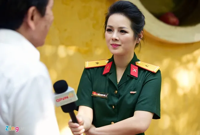 Hoài chia sẻ, mới ngày nào là sinh viên ra trường, bỡ ngỡ trước ánh đèn trường quay, nay cô đã khá chững chạc và tự tin trong công việc của mình. MC xinh đẹp trong màu áo lính