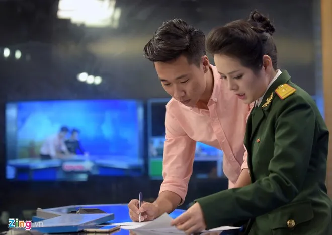 Cô MC xinh đẹp từng tham gia nhiều bộ phim truyền hình trong vai trò thư ký đạo diễn, diễn viên trong thời gian ngồi trên ghế nhà trường. MC xinh đẹp trong màu áo lính