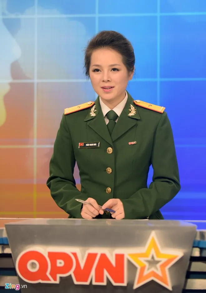 Do đặc thù của công việc truyền hình, nhiều lúc Hoài phải thức khuya, dậy sớm để chuẩn bị bản tin, sản xuất chương trình hoặc trực đêm. MC xinh đẹp trong màu áo lính