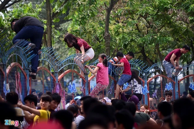 Người dân trèo rào vào công viên nước. Ảnh:Tuấn Mark. Người dân chèo rào vào công viên nước. Ảnh: Tuấn Mark.