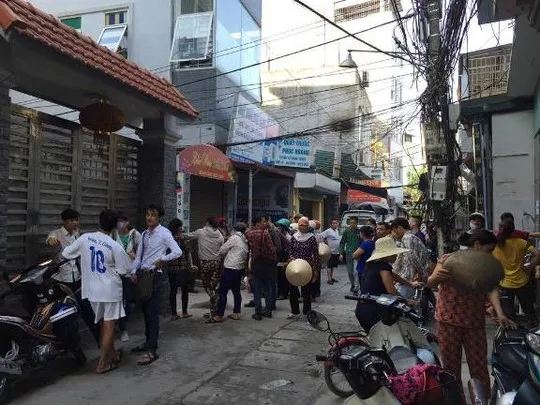 Rất đông người dân hiếu kỳ tập trung đến chứng kiến vụ việc