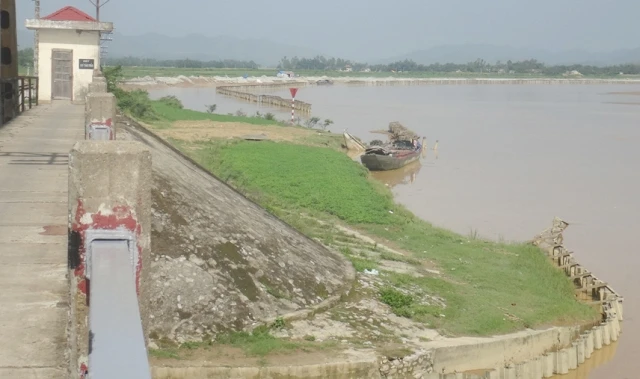 Bé gái 14 tuổi đi mò hến bị đuối nước chết thương tâm ảnh 1