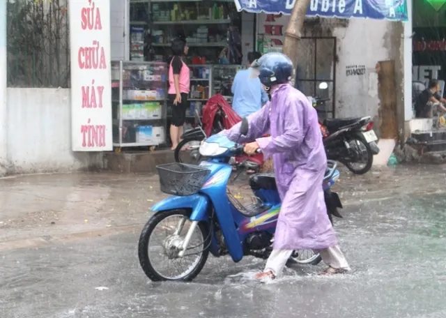 TP.HCM: Mưa lớn, nhiều tuyến đường ngập nặng ảnh 1
