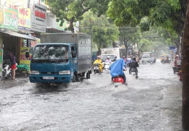 TP.HCM: Mưa lớn, nhiều tuyến đường ngập nặng ảnh 2