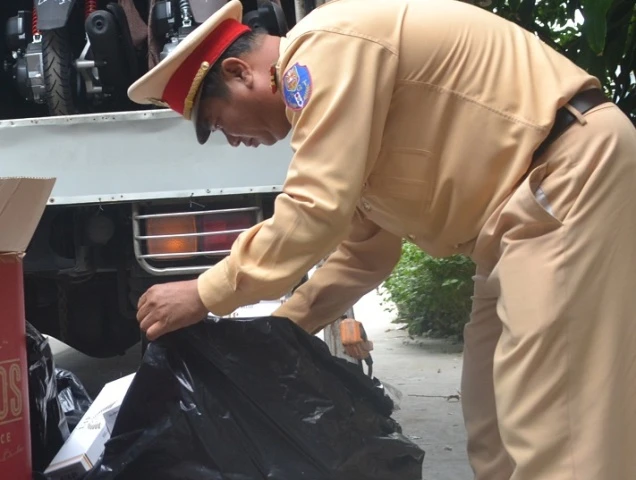 Bắt xe tải chở hàng ngàn gói thuốc lá lậu ảnh 1