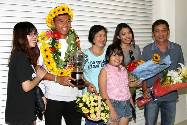 Chùm ảnh: Lý Hoàng Nam rạng rỡ ngày về ảnh 8