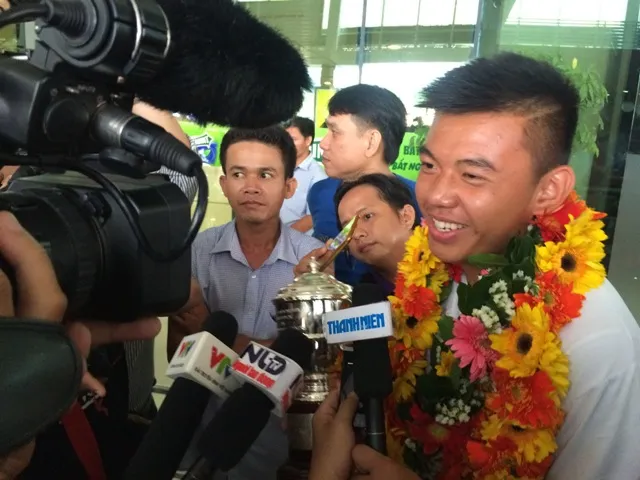 Chùm ảnh: Lý Hoàng Nam rạng rỡ ngày về ảnh 5