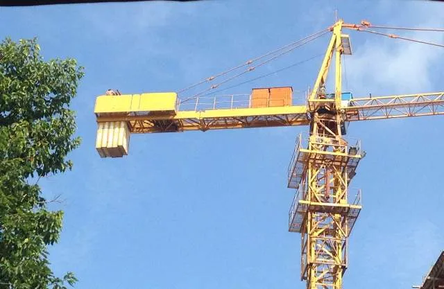 Nam thanh niên leo lên cần cẩu cao hơn 50m đòi tự tử ảnh 1