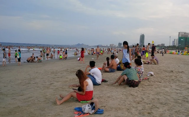 Đà Nẵng: Bắt đầu xử phạt hành vi xả rác, tiểu tiện ở bãi biển ảnh 1