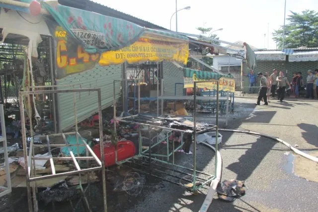 Cháy chợ Nông sản Thủ Đức, 6 ki ốt bị hư hỏng nặng ảnh 1