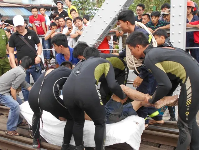 Thách nhau bơi qua kênh Nhiêu Lộc-Thị Nghè, 1 người chết ảnh 2