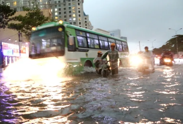 Sài Gòn ngập như sông, người dân 'bơi' về nhà ảnh 1 Sài Gòn ngập như sông, người dân 'bơi' về nhà ảnh 1